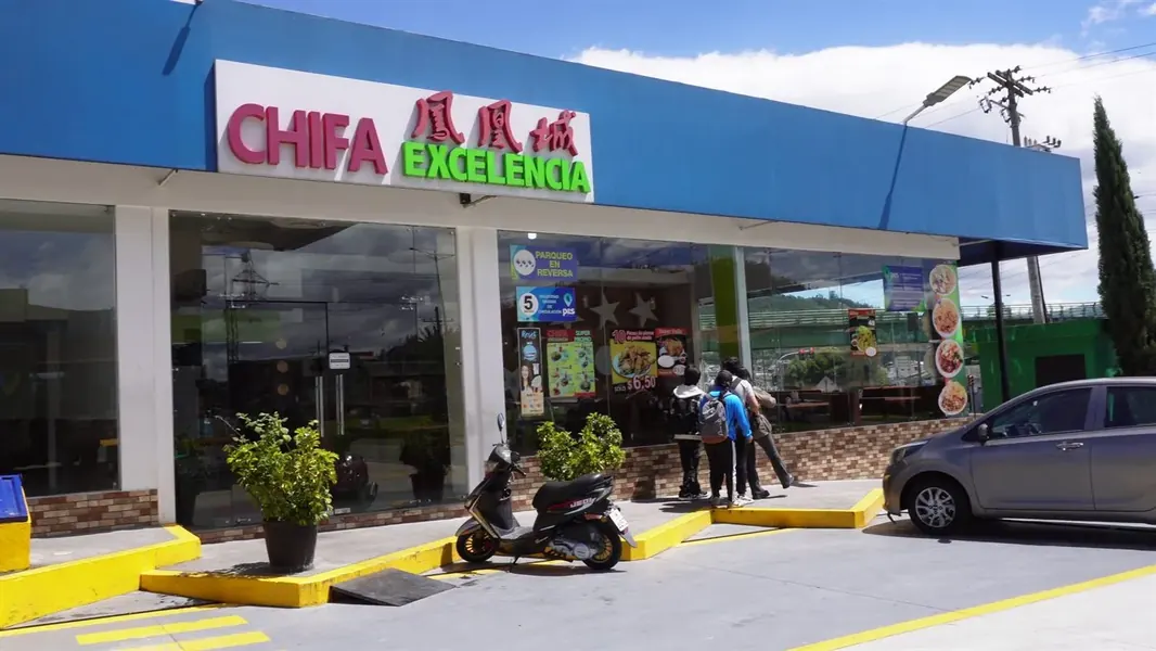 Fachada de Chifa Excelencia en Plaza Redondel, Otavalo