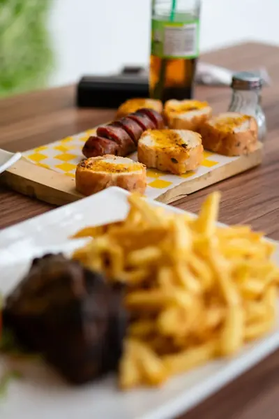 Choripán y papas fritas servidos en Chorigol Otavalo