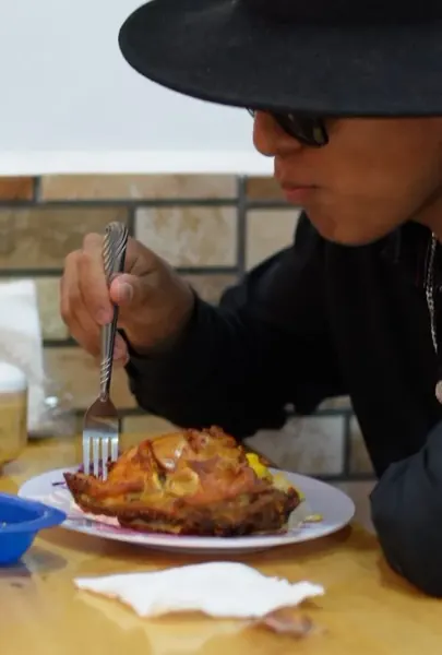 Cliente almorzando en el patio de comidas de Plaza Redondel