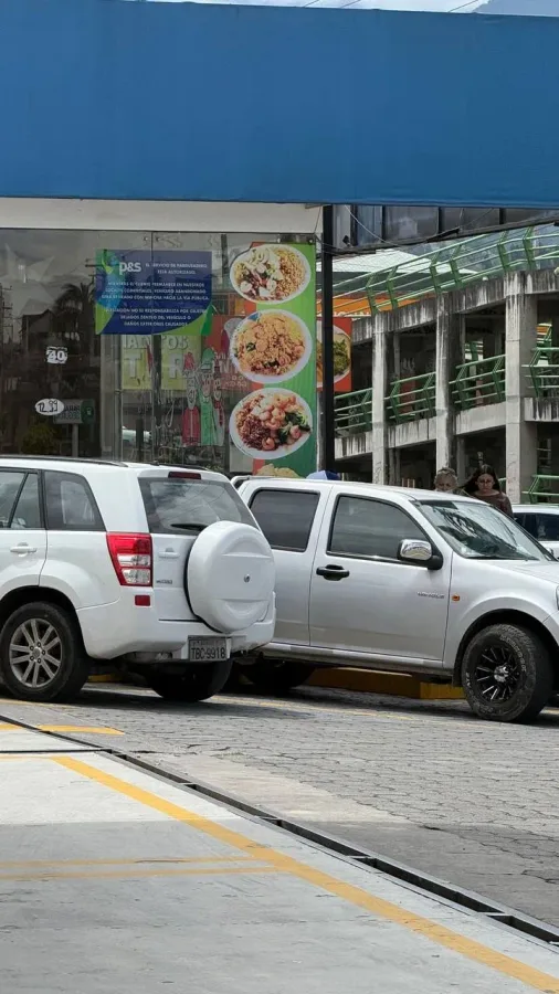 Estacionamiento de Plaza Redondel frente a los locales de comida