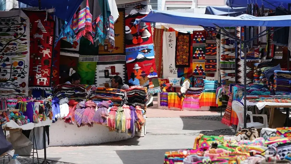 Fiestas y mercado en la Plaza de los Ponchos, Otavalo