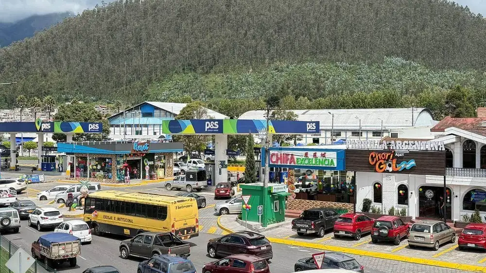 Plaza Redondel vista desde la Panamericana Norte: gasolinera, locales de comida y estacionamiento, en Otavalo